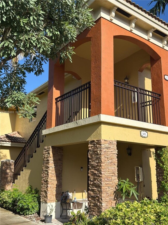 Building Photo - 930 NE 34th Ave Unit 201