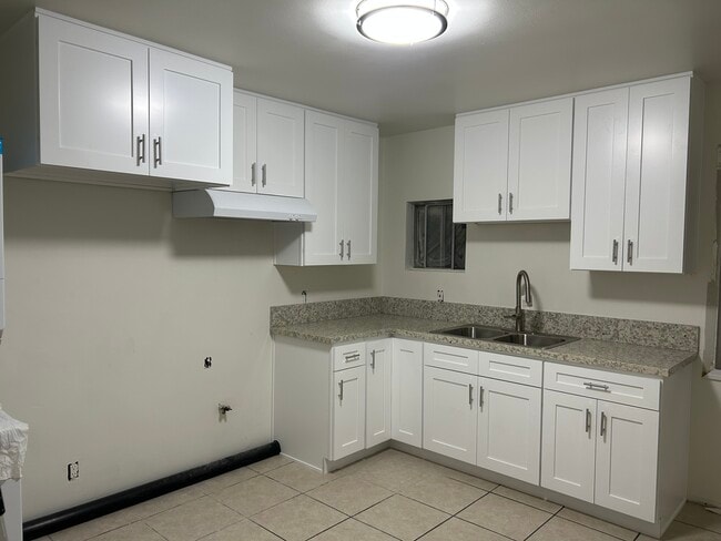 Cocina completamente nueva remodelada. - 225 E Fremont Sq Unidad Duplex