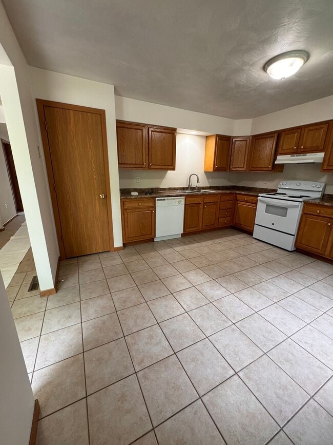 Photo - Large 3 Bedroom 2.5 Bathroom Townhouse in Burrell School District - Next to Hillcrest Country Club