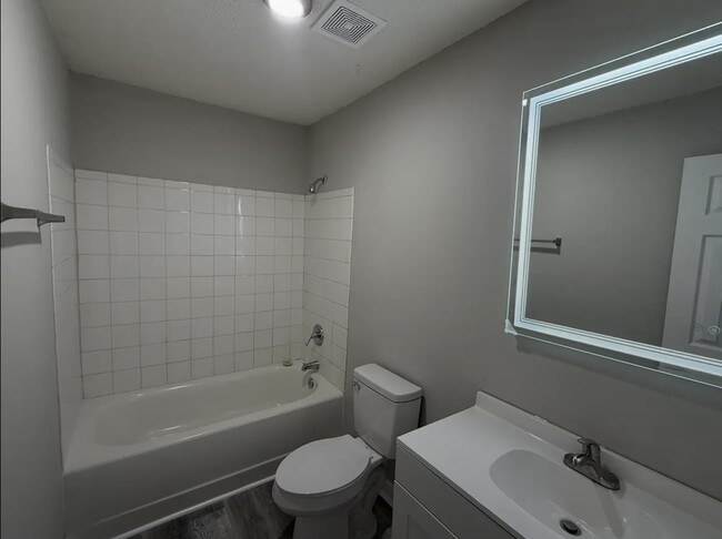 Photo - 202 Charles St
