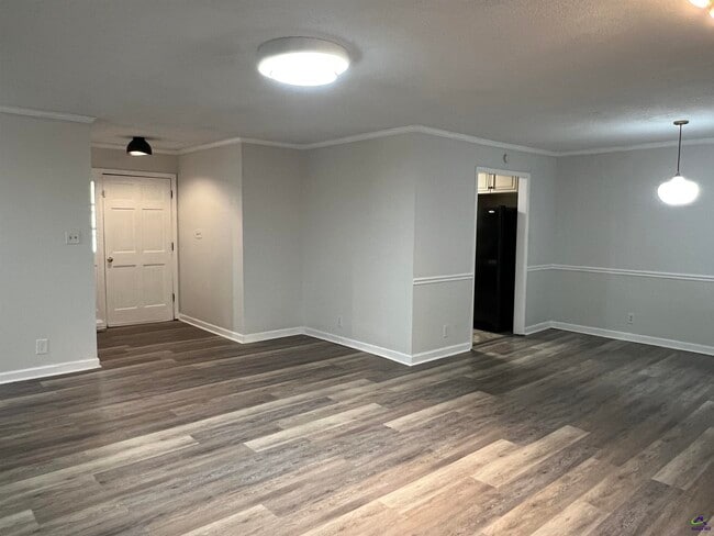 Photo - 1149 Runnymede Ln