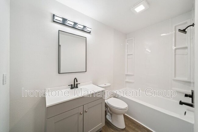 Photo - 3165 E 49th St