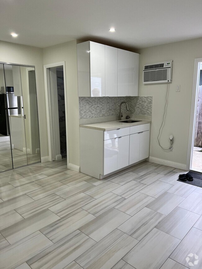 Building Photo - 12225 NW 2nd Ave Unit Studio NM Rental