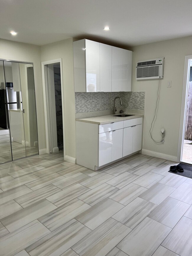 Building Photo - 12225 NW 2nd Ave Unit Studio NM Rental