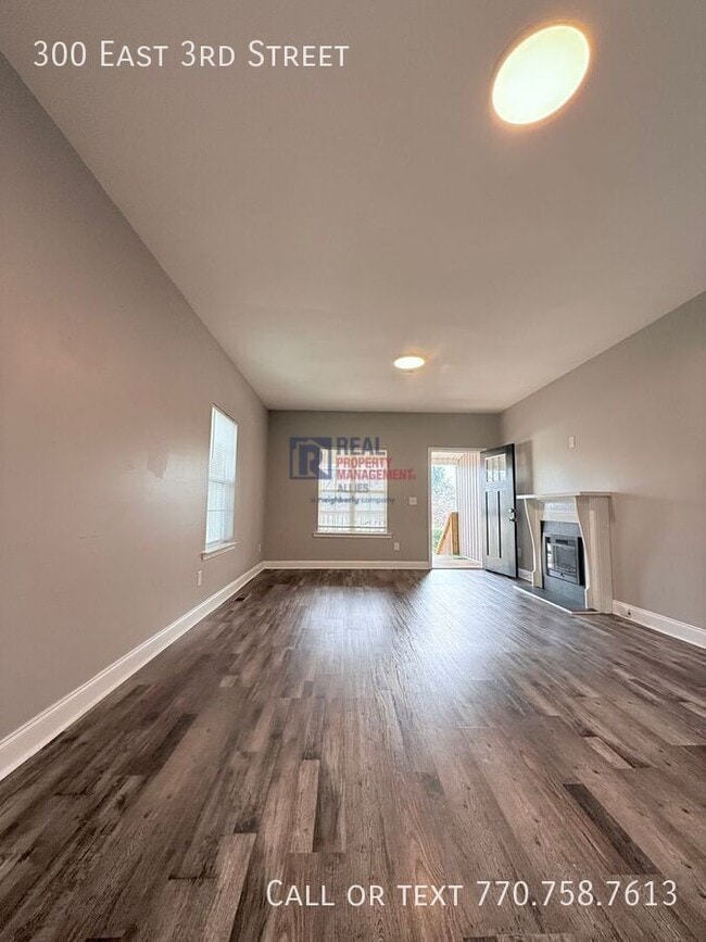 Photo - 300 E 3rd St NE