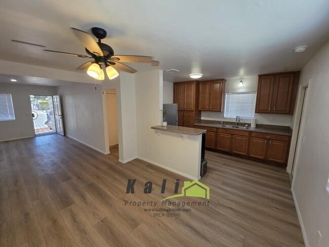 Photo - 910 Saturn Blvd