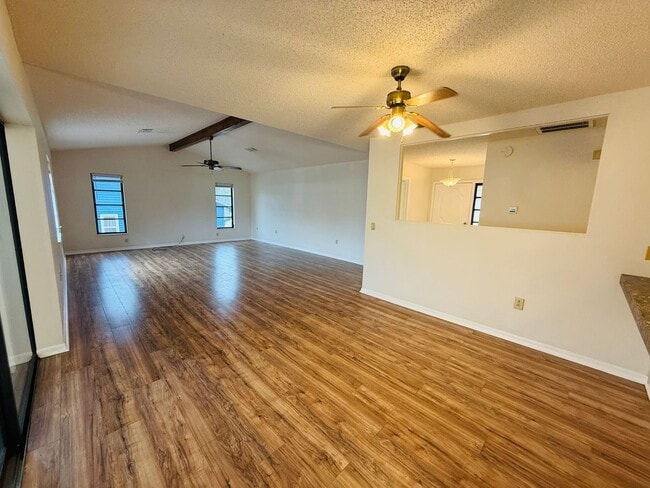 Photo - 2 Bedroom 2 bathroom home for Rent in Weeki Wachee FL!