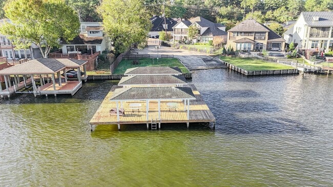 Building Photo - 121 Clear Water W Rental