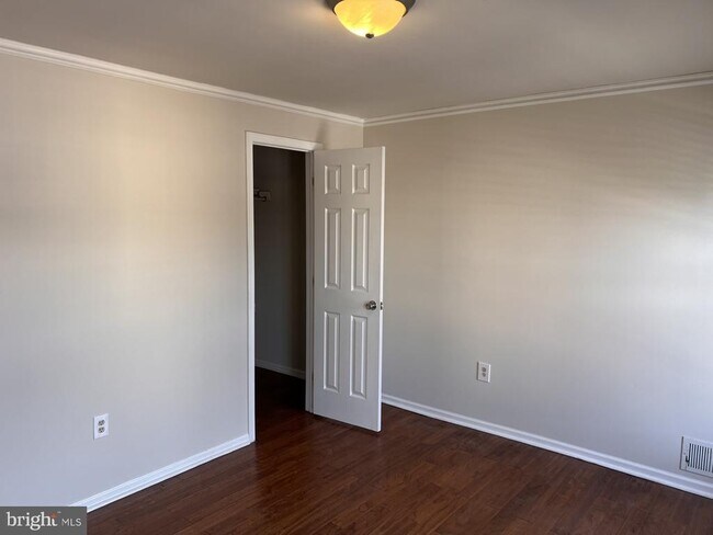 Photo - 2079 E Hagert St