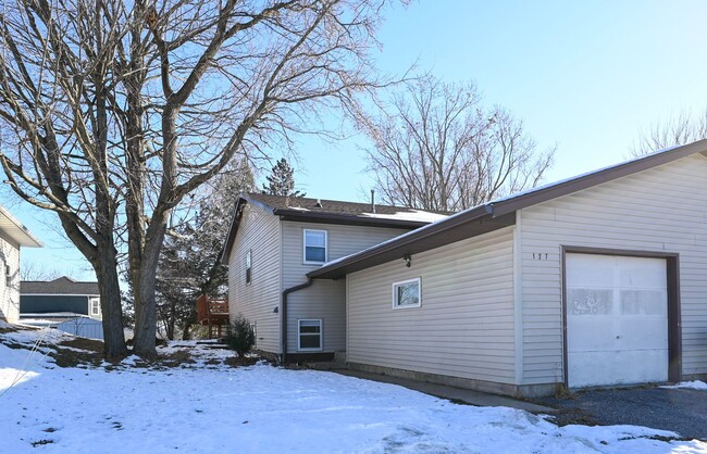 Building Photo - Sycamore Street Duplex Unit 127