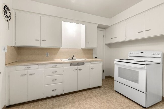 Photo - 6610 E Burnside St