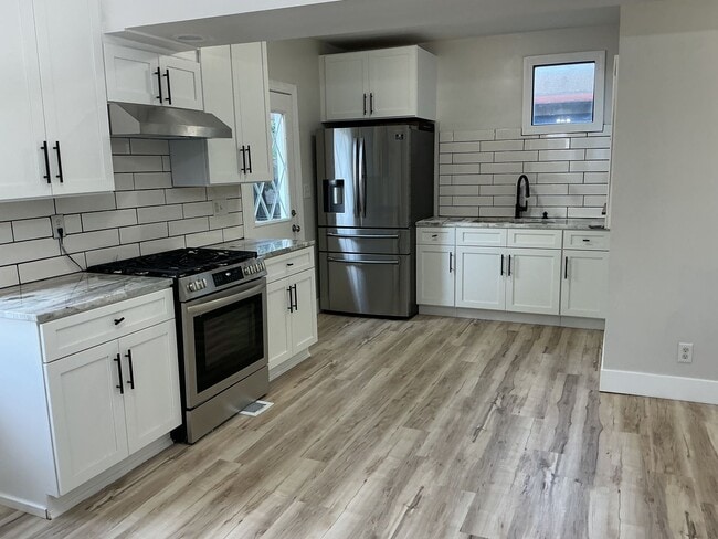 Building Photo - Updated 4 bedroom Bayview Single Family Home