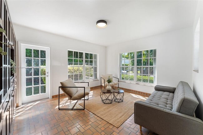 Photo - 941 NE 73rd St