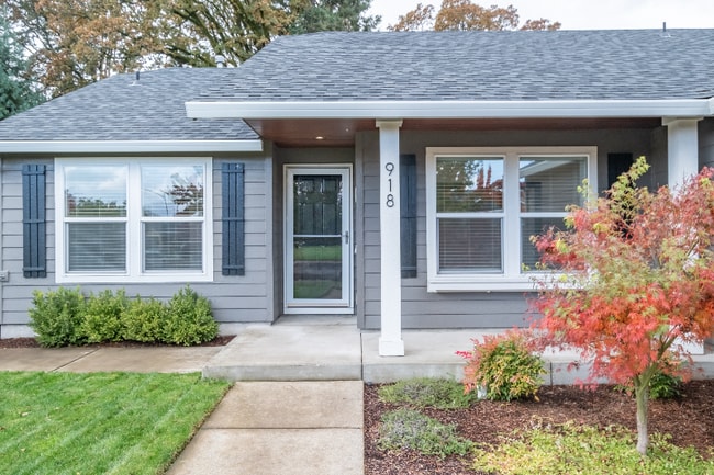 Photo - 918 NE Oakmont Loop