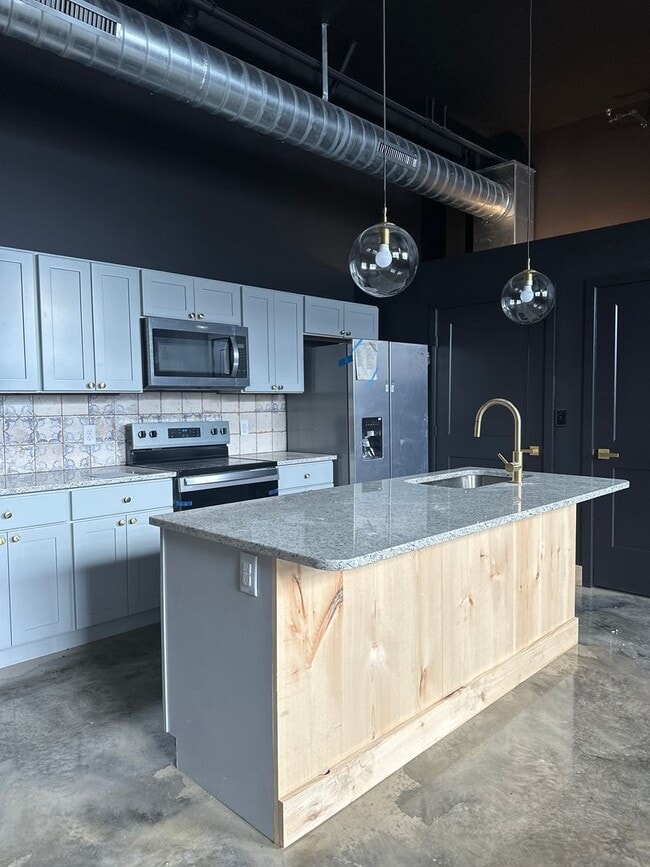 Building Photo - 21 W Broadway Unit Apt 205