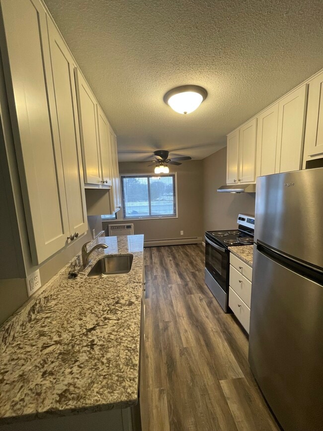 2x1 Remodeled Kitchen - Centennial & Heritage Apartments