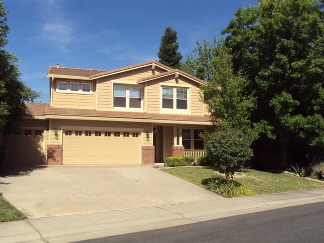 Building Photo - Spacious 4 Bedroom Home in Desirable Neighborhood