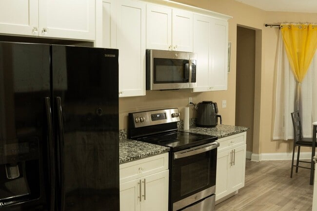 Photo - 3499 Henley St