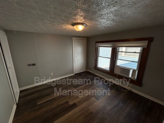 Photo - 51 S Sperling Ave