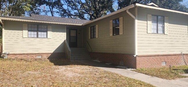 Front of House - 2010 Comet Ave Casa