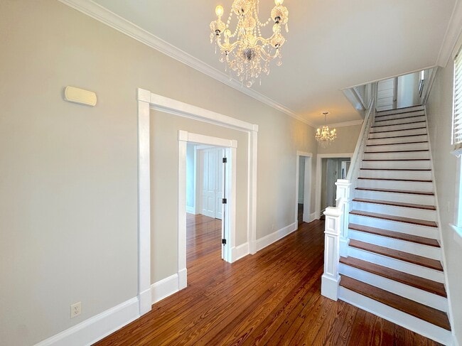 313 W 33rd St