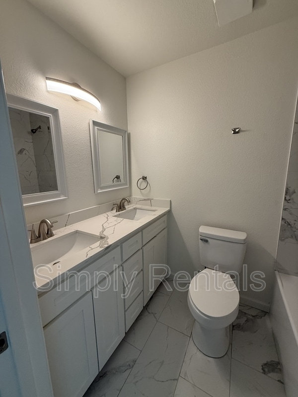 Photo - 831 Fisher St