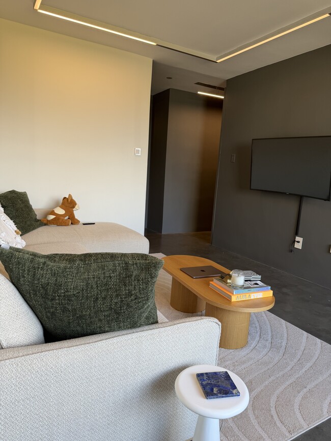 Building Photo - 149 St George St Unit 00602