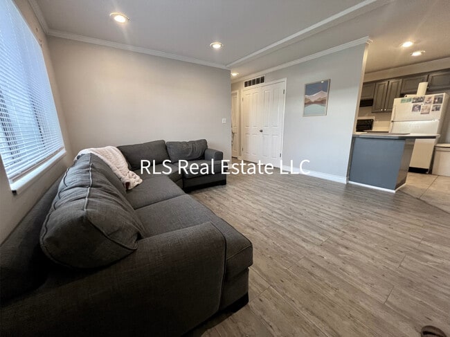 Building Photo - 1541 N Riverside Ave Unit 15