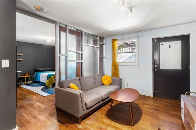 Photo - 562 Formwalt St SW Unit 5