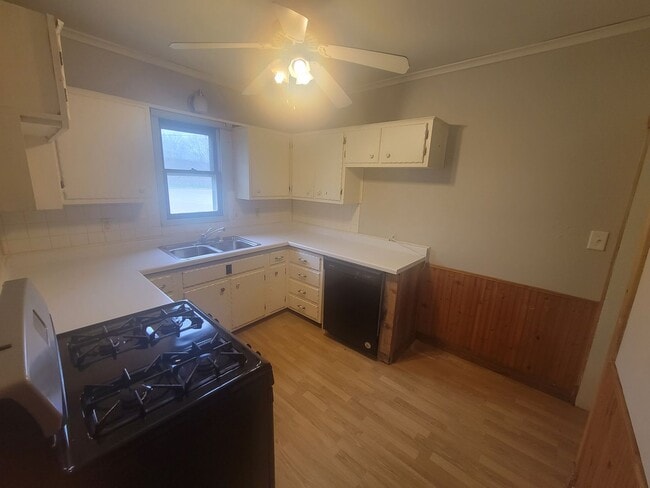 Photo - 4 Bedroom House with Fenced in Yard!