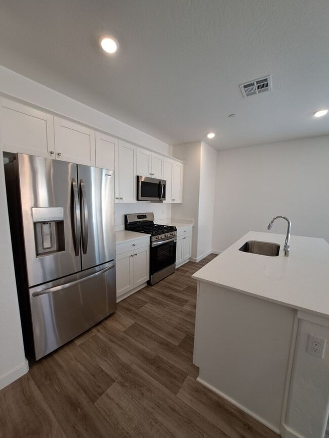 Photo - Spacious 3BR/2BA Home with Great Amenities in Madera!