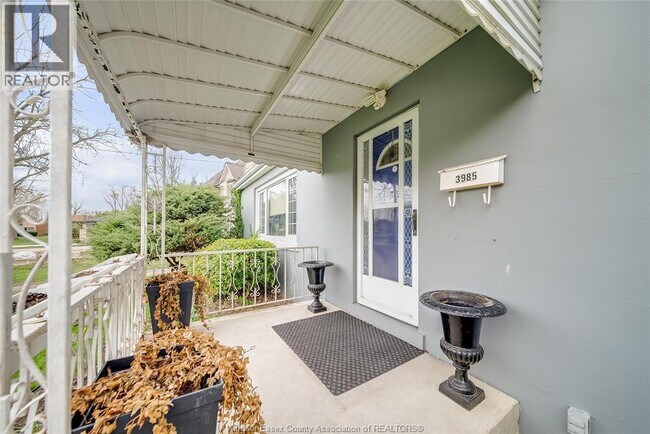 Photo - 3985 Roseland Dr E