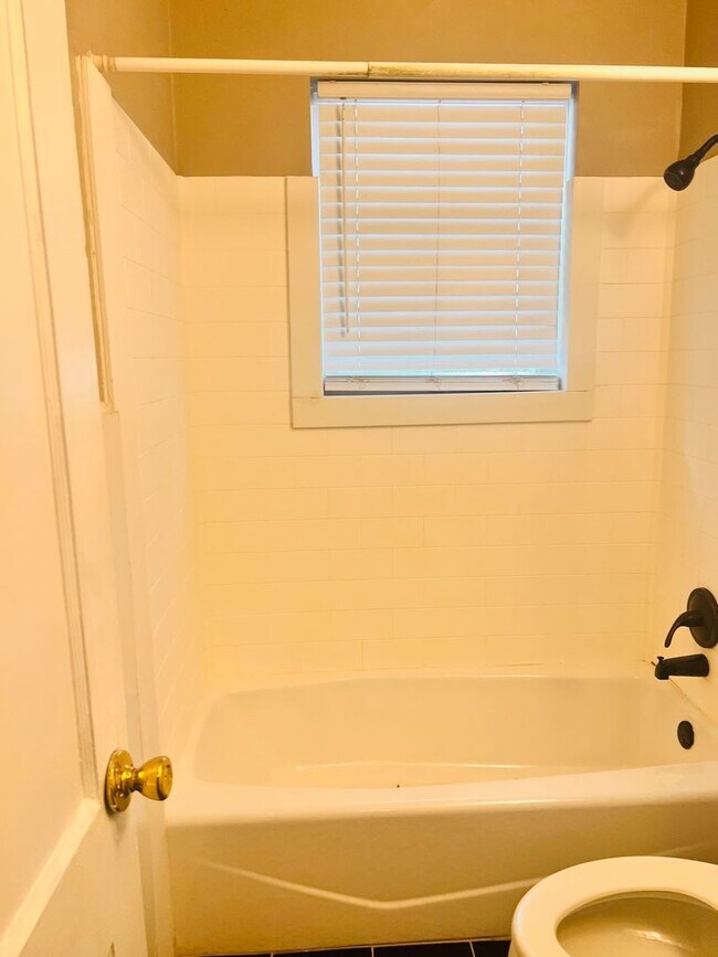 2 Bedroom, 1 Bath in Rosewood Available NOW House House Rental in