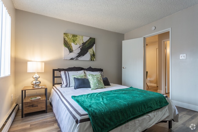 1BR, 1BA - 560 SF