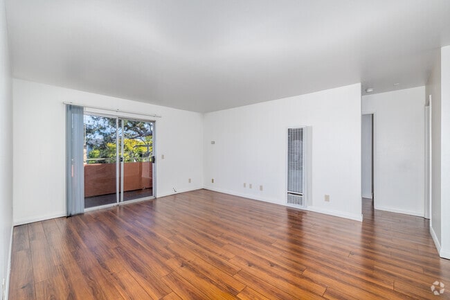 2BR, 1BA - 785SF - Living Room
