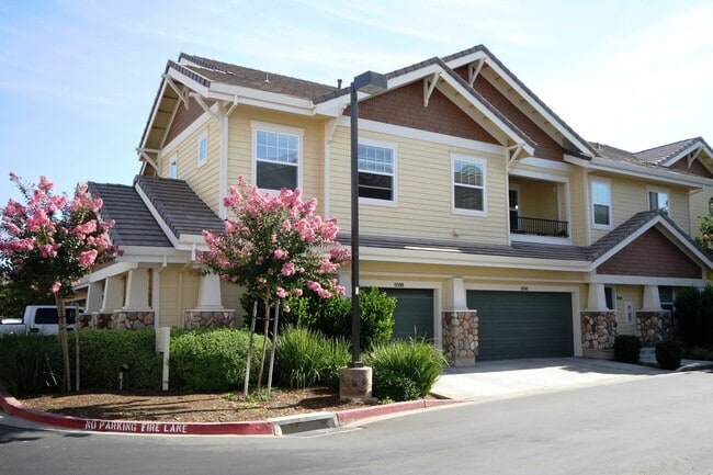 Building Photo - 3 Bed| 2 Bath | 1526 SF | Private 2 Car Garage | Condominium