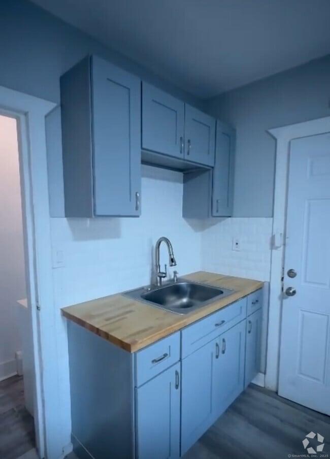 Building Photo - 746 Maple St Unit 1st Rental