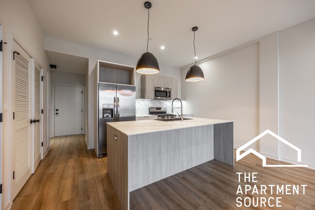 Building Photo - 3207 N Narragansett Ave Unit 306