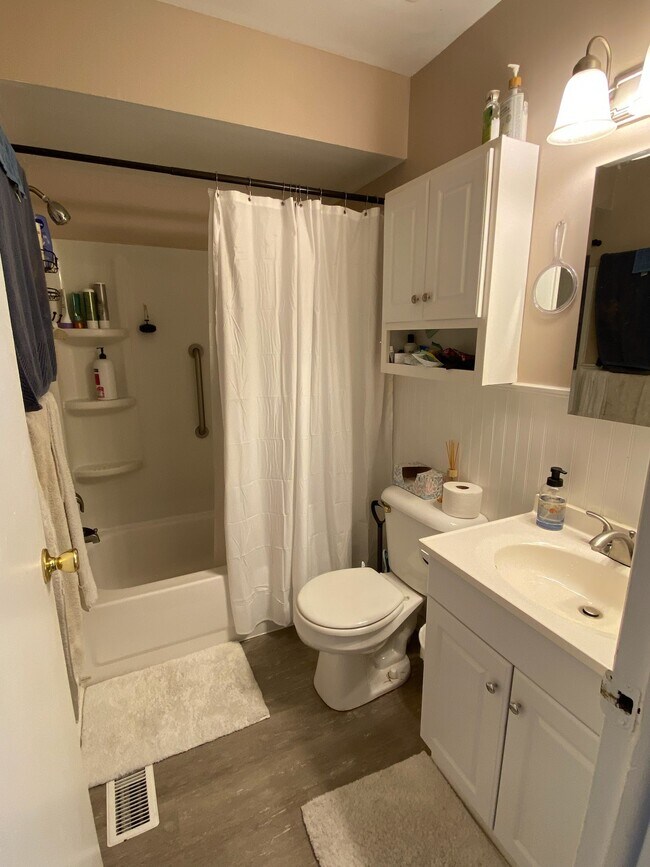 Baño completo - 760 Eugene Ave