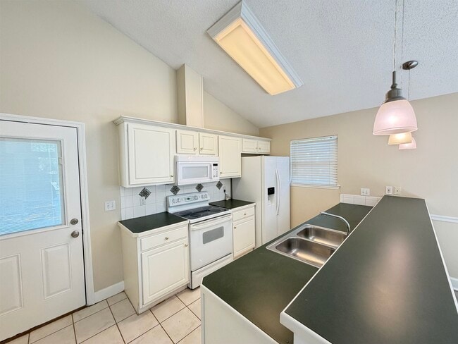 Photo - 2116 Heathrow Dr