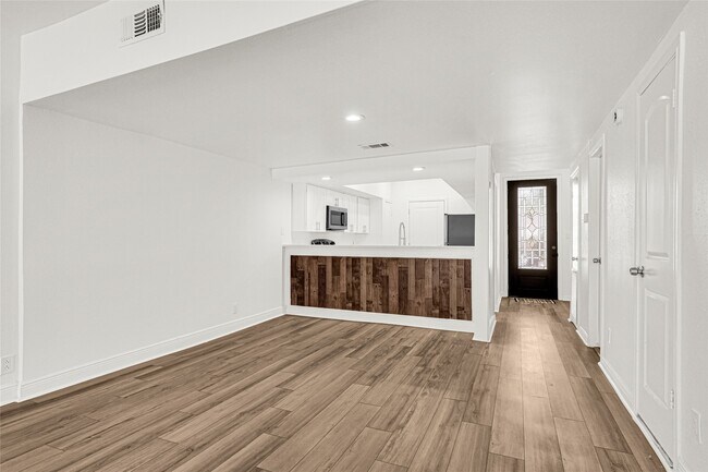 Photo - 2022 Lakewood Ct
