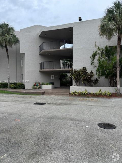 Building Photo - 3100 Riverside Dr Unit 305 Rental