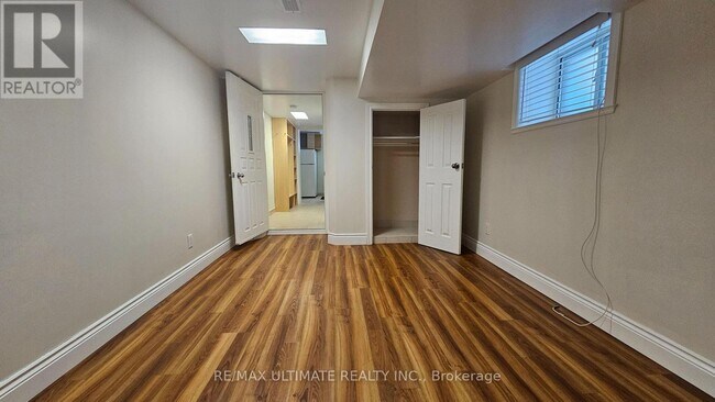 Photo - 905 Lansdowne Ave