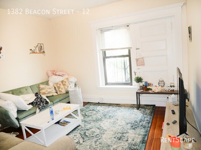Building Photo - 1382 Beacon St Rental