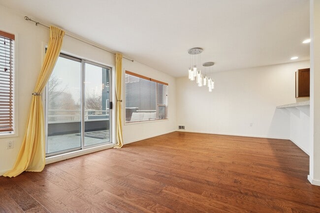 Building Photo - 555 Kirkland Way Unit 202