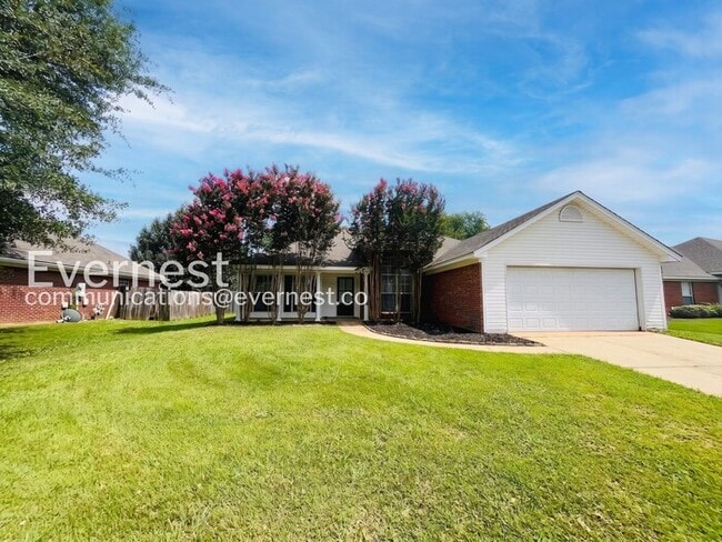 Building Photo - 3 Bed/2 Bath Home with Garage / Pet-Friendly / Vouchers Accepted / Available Now!
