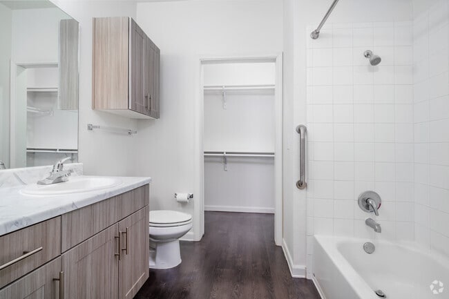 1BR, 1BA - 675SF - Bathroom