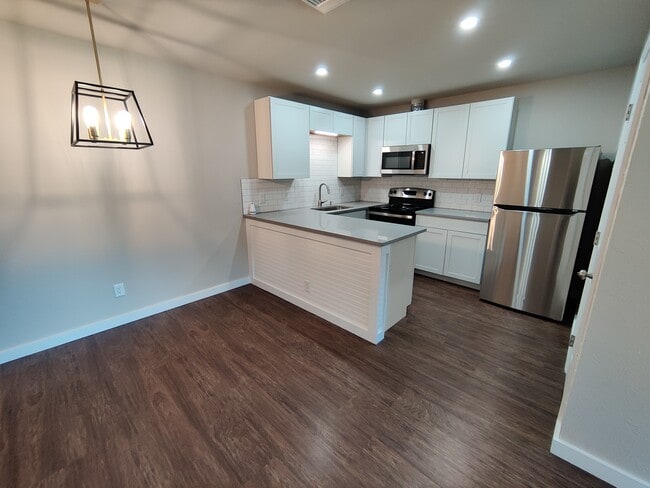 Kitchen & Dining area - 1814 26th St W Unit 1816