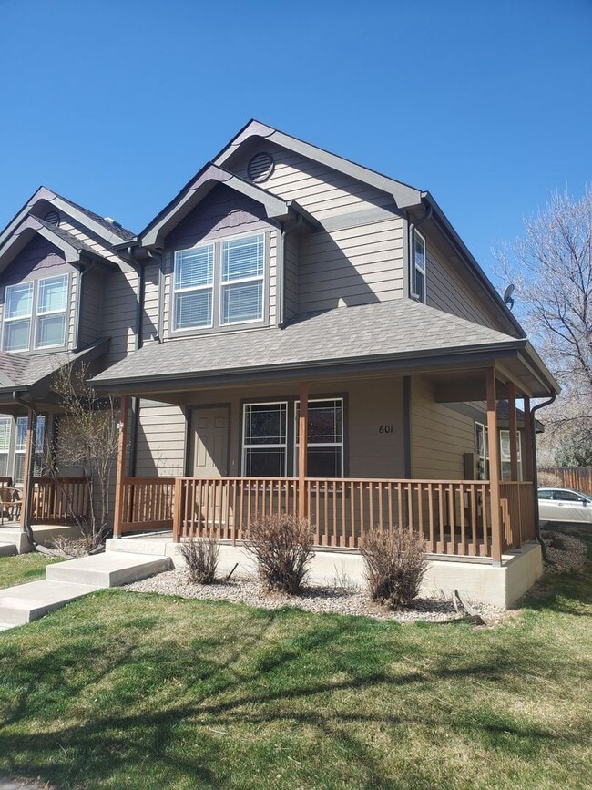 Building Photo - Spacious 2B/2.5B Townhouse with Detached Garage and Basement Available Early May!!