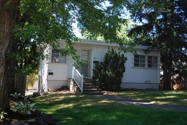 Building Photo - 223-225-225 NW Windus St Unit 225